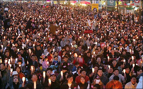 지난 3월 27일 서울 광화문에서 열린 탄핵무효 촛불문화제. 